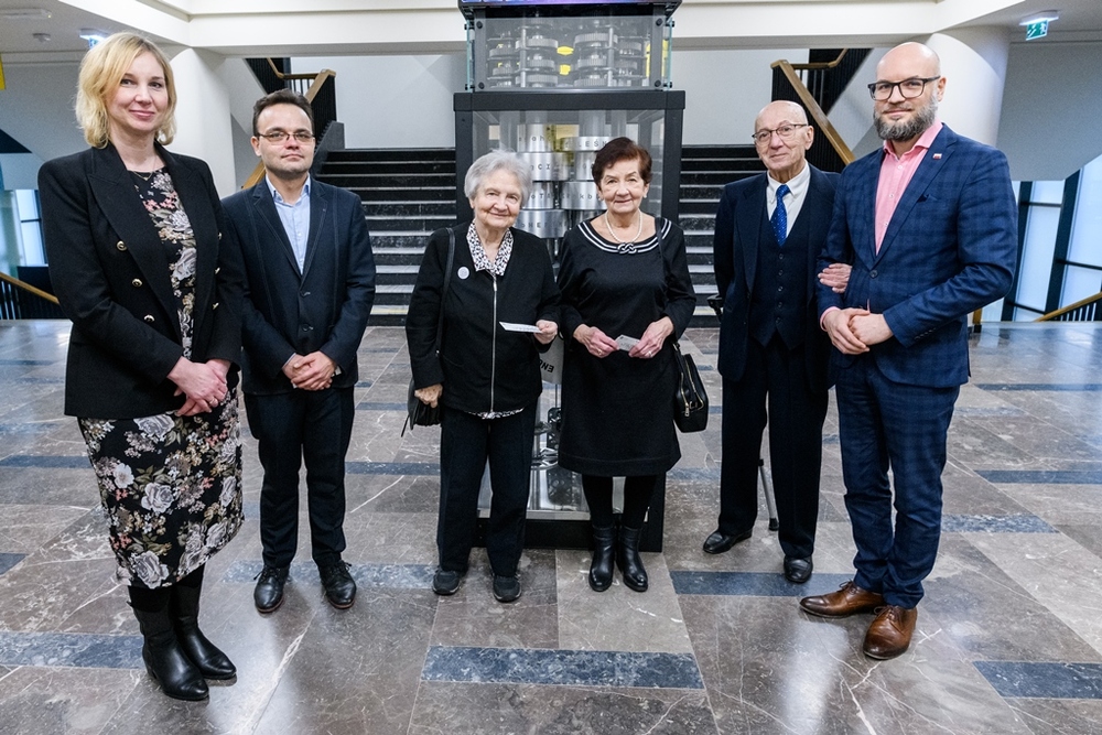 Pracownicy OBEN wraz z przedstawicielami rodzin kryptologów. Fot. Łukasz Gdak/PCD