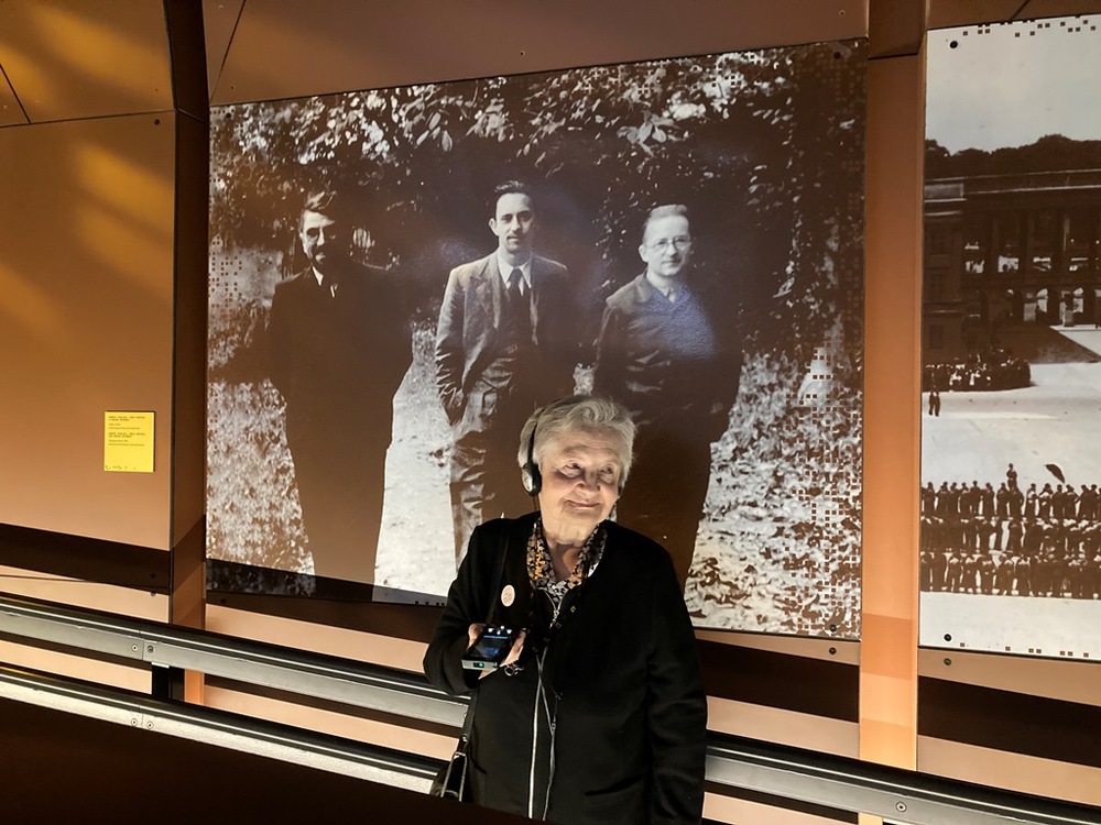 Janina Sylwestrzak, córka Mariana Rejewskiego na tle zdjęcia matematyków poznańskich. Pierwszy od prawej: Marian Rejewski.