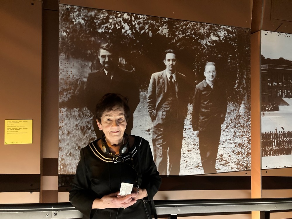 Maria Bryschak, siostrzenica Henryka Zygalskiego na tle jego postaci wraz z pozostałymi „pogromcami Enigmy”.