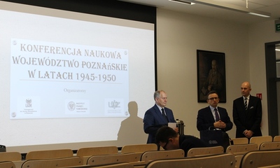 Otwarcie konferencji, od lewej: dr hab. prof. UAM Przemysław Matusik, przemawia dr hab. prof. UZ Robert Skobelski, dr hab. Rafał Reczek