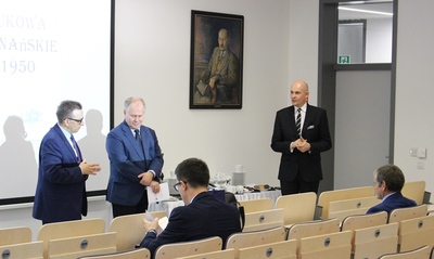 Otwarcie konferencji, od lewej: dr hab. prof. UZ Robert Skobelski, dr hab. prof. UAM Przemysław Matusik,  przemawia dr hab. Rafał Reczek