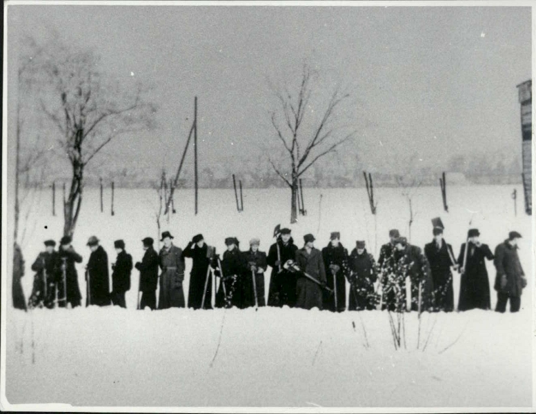 Prace obozowe przy odgarnianiu śniegu