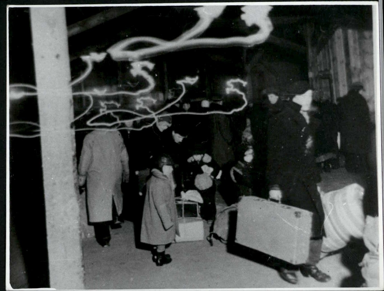 Przygotowanie do rewizji przybyłych więźniów