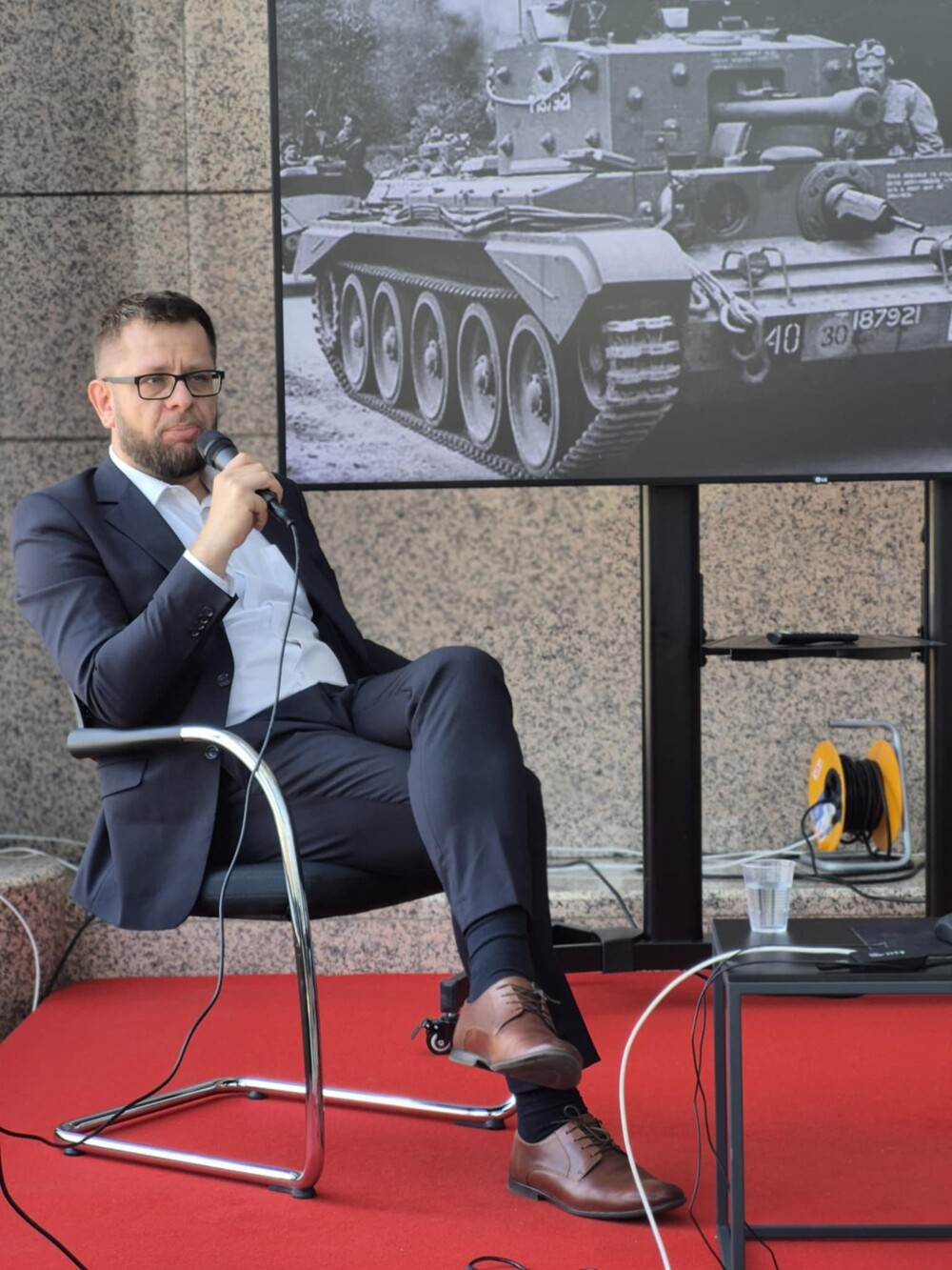 Dr Mirosław Surdej prezentuje wykład o gen. Stanisławie Maczku dowódcy 1. Dywizji Pancernej w Zagrzebiu – 14 maja 2025. Fot. Marcin Bukała (IPN)