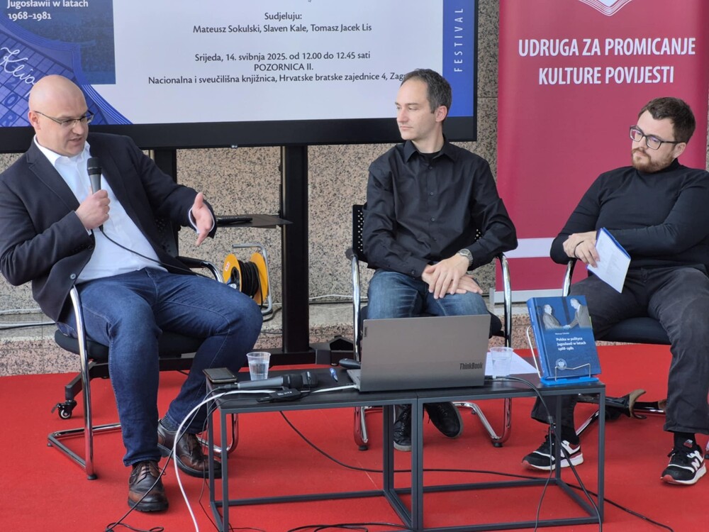 Dr. Mateusz Sokulski prezentuje swoją książkę „Polska w polityce Jugosławii w latach 1968-1981” na Festiwalu Historycznym Kliofest w Zagrzebiu, 14 maja 2025. Fot. Marcin Bukała (IPN)