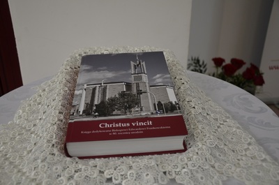 Księga jubileuszowa „Christus vincit”