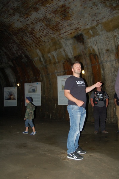 Uczestnicy Podkarpackiego Edukacyjnego Rajdu Motocyklowego – odcinek specjalny „Niepodległa” podczas zwiedzania podziemnego schronu kolejowego w Strzyżowie.