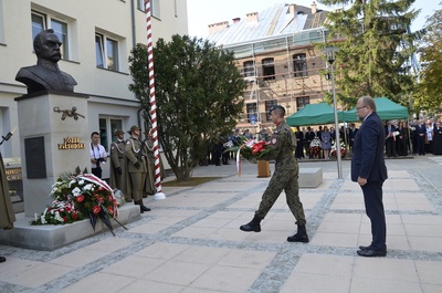 Adam Siwek - dyrektor Biura Upamiętniania Walk i Męczeństwa na uroczystości odsłonięcia pomnika Marszałka Józefa Piłsudskiego w Brzozowie.