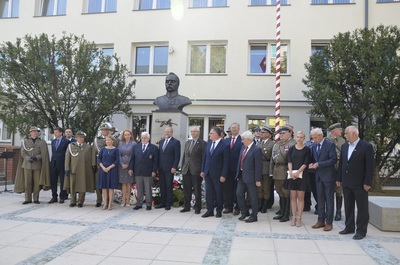 Organizatorzy i uczestnicy uroczystości odsłonięcia pomnika Marszałka Józefa Piłsudskiego w Brzozowie.