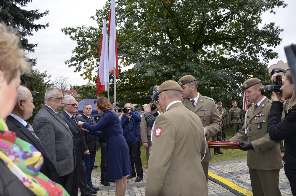 Uroczystości pod pomnikiem Pamięci Żołnierzy AK Podokręgu Rzeszów z okazji 79. rocznicy powstania Polskiego Państwa Podziemnego oraz święto Wojsk Obrony Terytorialnej.