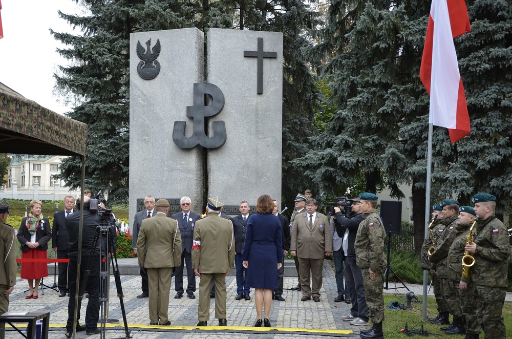 Uroczystości pod pomnikiem Pamięci Żołnierzy AK Podokręgu Rzeszów z okazji 79. rocznicy powstania Polskiego Państwa Podziemnego oraz święto Wojsk Obrony Terytorialnej.