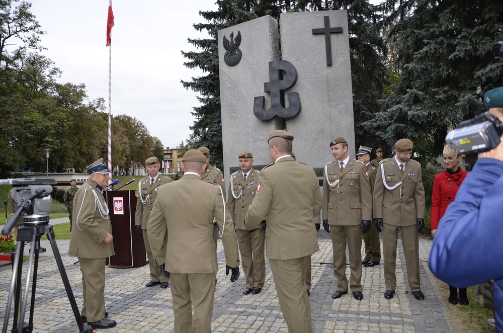 Uroczystości pod pomnikiem Pamięci Żołnierzy AK Podokręgu Rzeszów z okazji 79. rocznicy powstania Polskiego Państwa Podziemnego oraz święto Wojsk Obrony Terytorialnej.