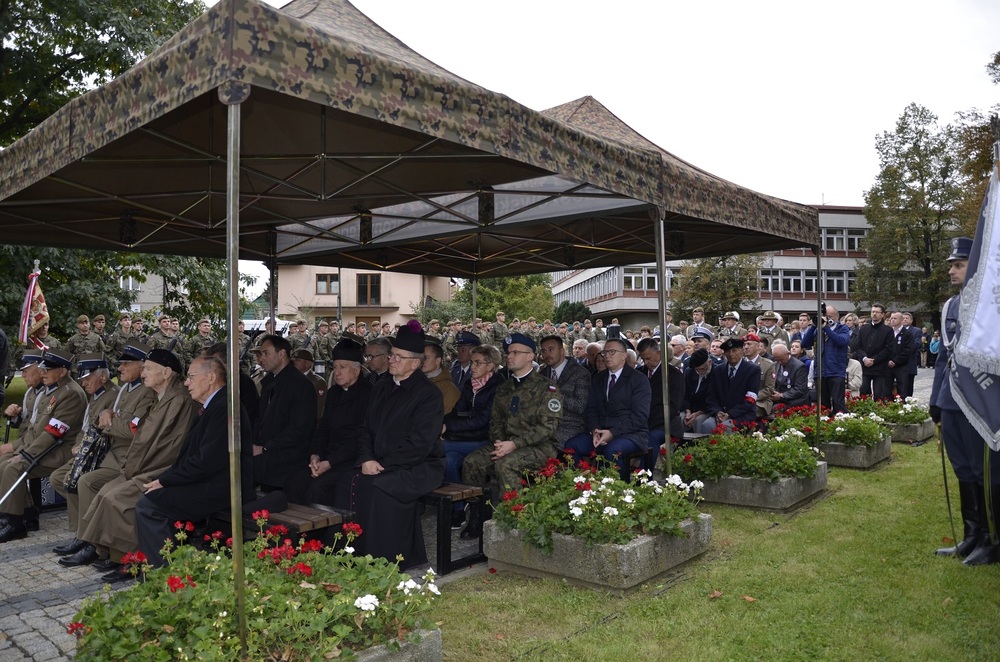 Uroczystości pod pomnikiem Pamięci Żołnierzy AK Podokręgu Rzeszów z okazji 79. rocznicy powstania Polskiego Państwa Podziemnego oraz święto Wojsk Obrony Terytorialnej.