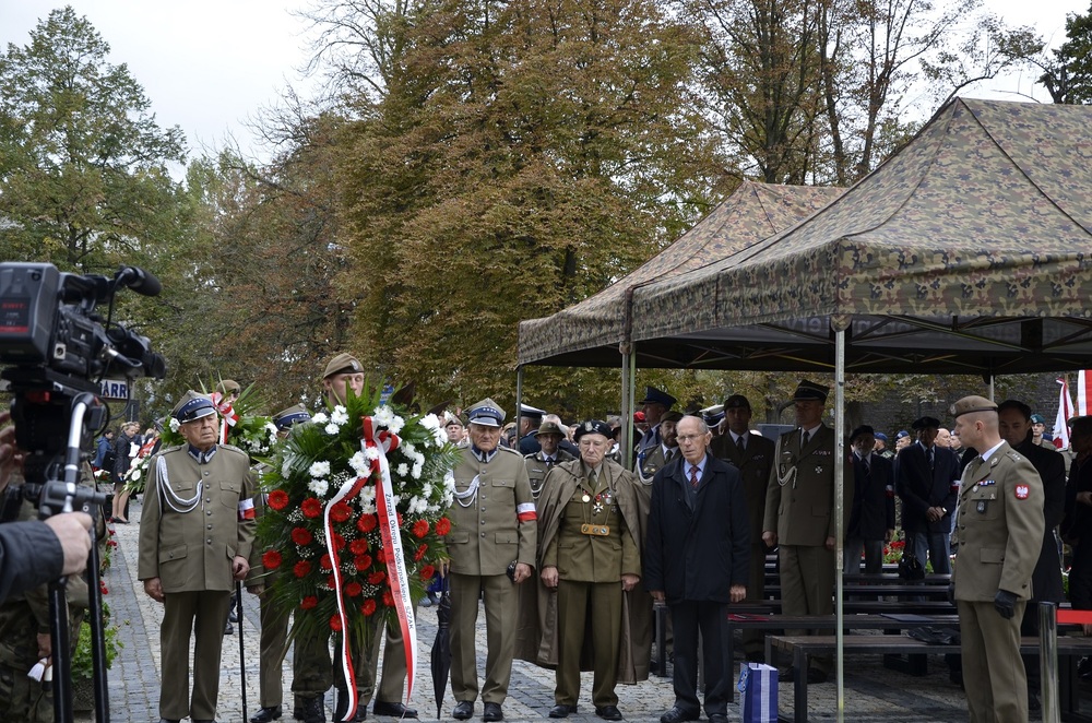Uroczystości pod pomnikiem Pamięci Żołnierzy AK Podokręgu Rzeszów z okazji 79. rocznicy powstania Polskiego Państwa Podziemnego oraz święto Wojsk Obrony Terytorialnej.