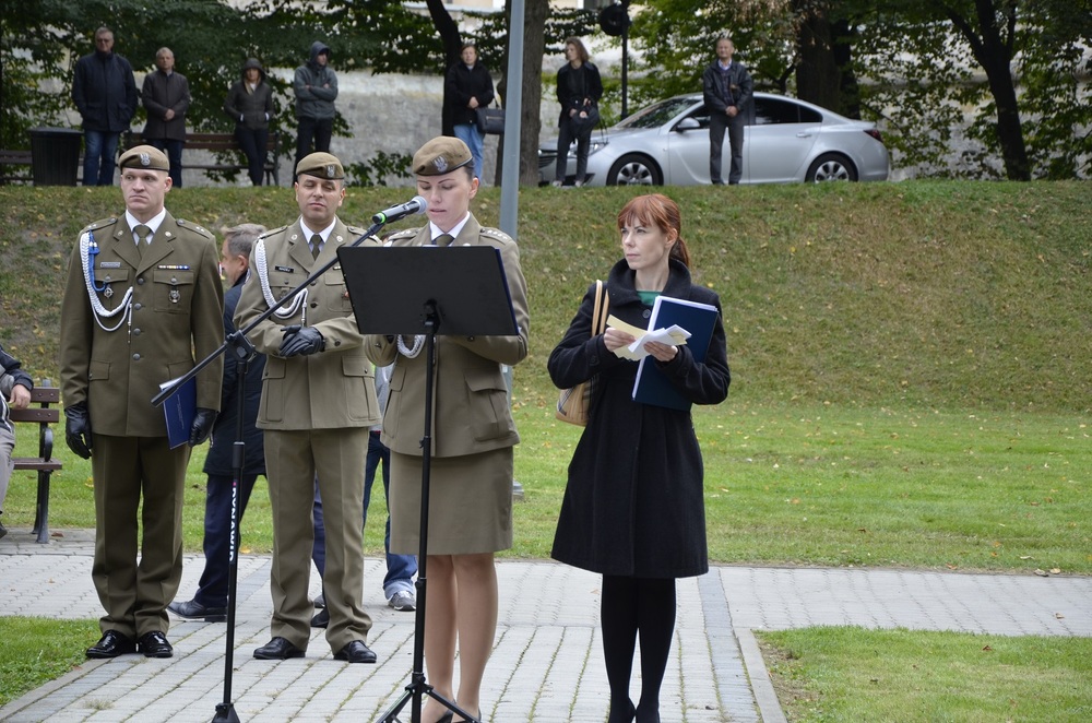 Uroczystości pod pomnikiem Pamięci Żołnierzy AK Podokręgu Rzeszów z okazji 79. rocznicy powstania Polskiego Państwa Podziemnego oraz święto Wojsk Obrony Terytorialnej.