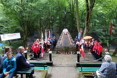 Obchody 75. rocznicy mordu w Lesie Grabińskim koło Iwonicza.