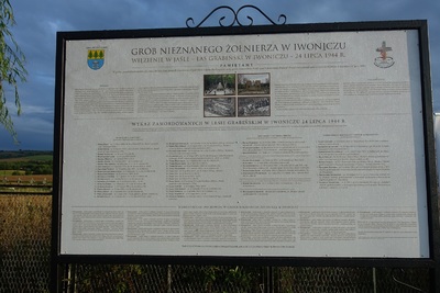 Tablica upamiętniająca zamordowanych 24 lipca 1944 r.  w Lesie Grabińskim koło Iwonicza.
