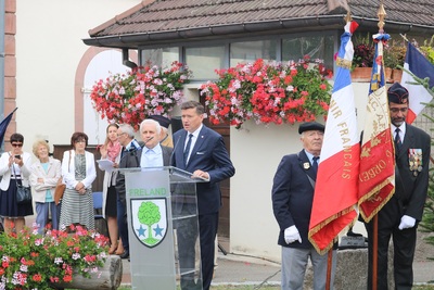 Osłonięcie tablicy pamiątkowej poświęconej mieszkańcom Fréland we Francji.