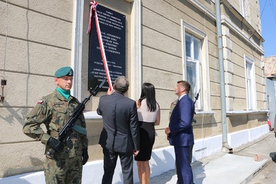 Odsłonięcie tablicy poświęconej mieszkańcom Jarosławia w 80. rocznicę ich rozstrzelania.