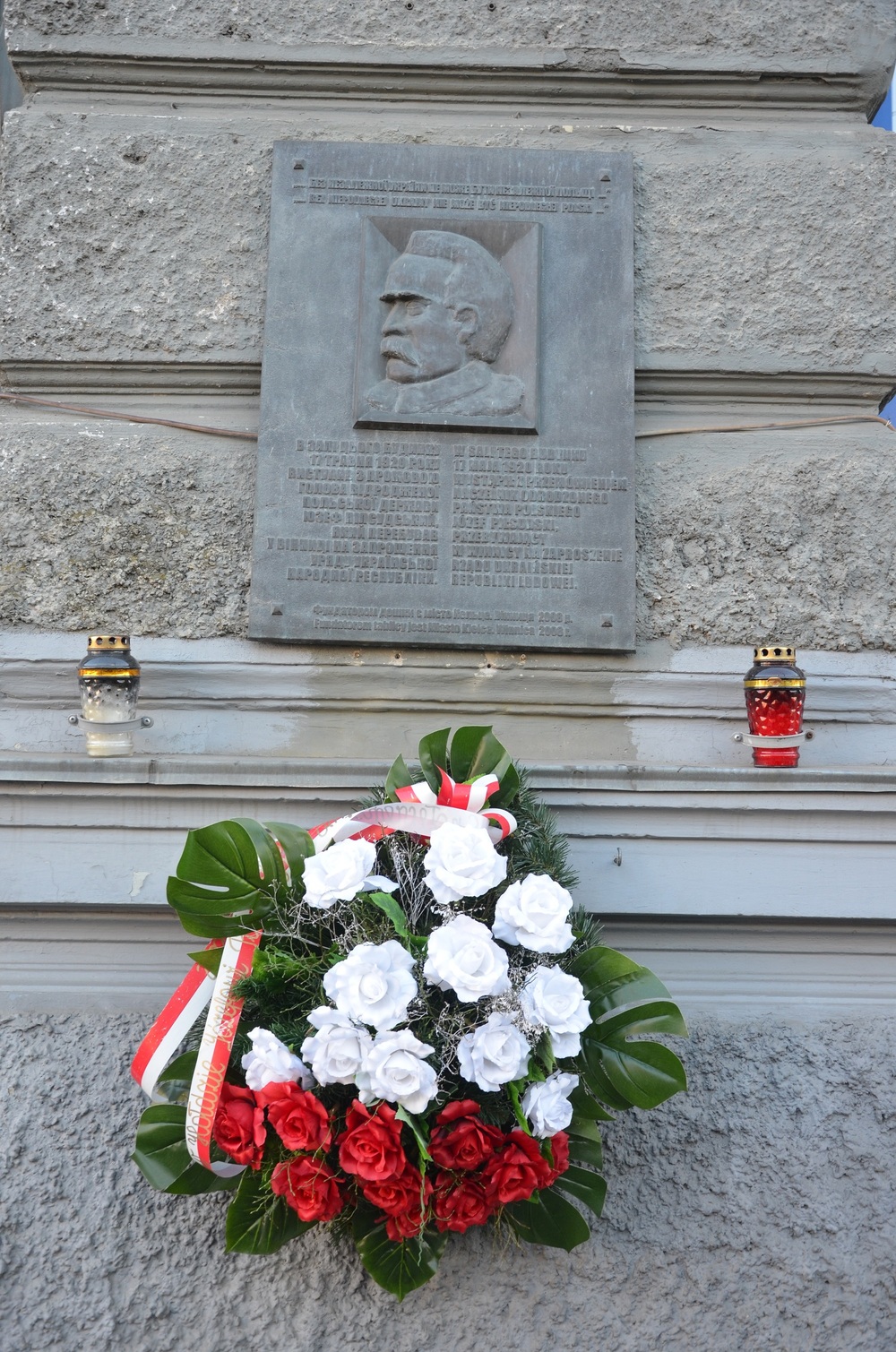 Tablica poświęcona wizycie Naczelnika Państwa Józefa Piłsudskiego, przebywającego na zaproszenie rządu URL w Winnicy 17 maja 1920 r. Fot. Jacek Magdoń.