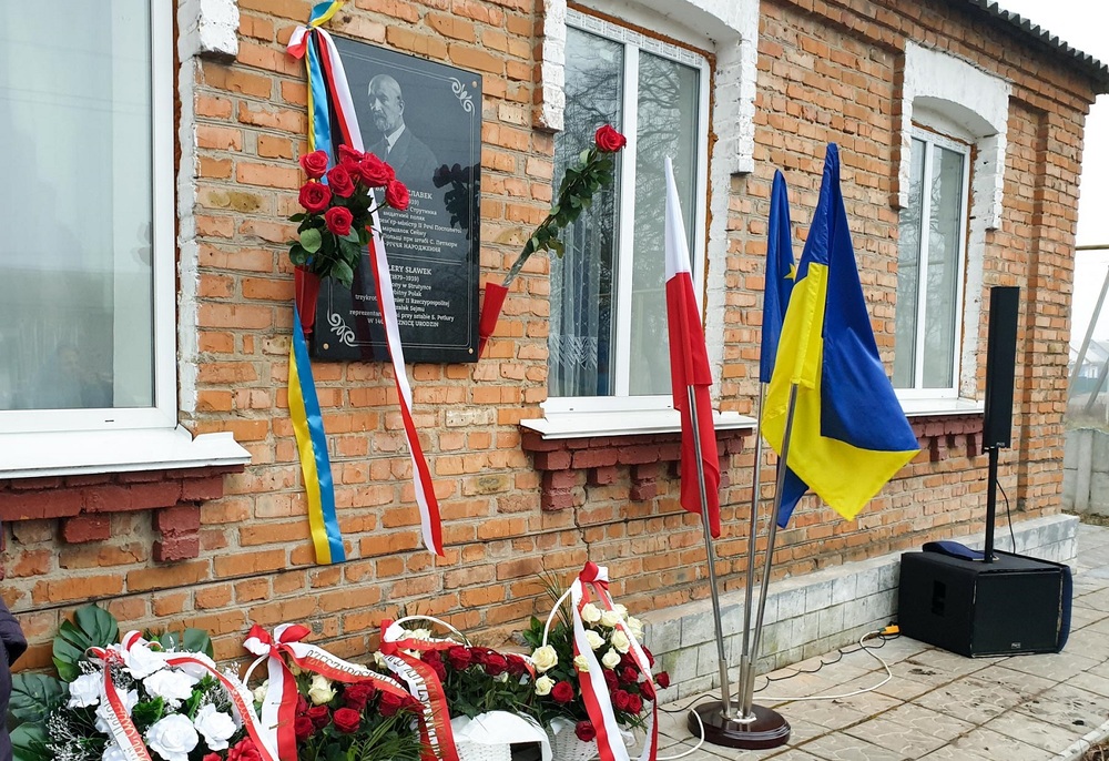 Tablica poświęcona Waleremu Sławkowi w miejscu urodzenia we wsi Strutynka koło Niemirowa w Obwodzie Winnickim na Ukrainie. Fot. Jerzy Wójcicki.