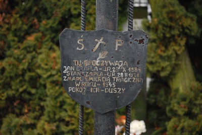 Tabliczki nagrobne ofiar pacyfikacji Kuryłówki pochowanych na cmentarzu w sąsiednim Tarnawcu. Fot. Artur Brożyniak.