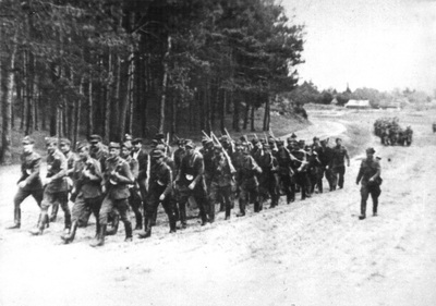 Przemarsz żołnierzy NZW w rejon koncentracji z okazji Święta Konstytucji Trzeciego Maja, okolice Ożanny, 3 maja 1945 r. Fot. OA IPN Rzeszów.
