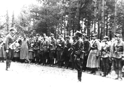 Koncentracja oddziałów NZW w okolicy Ożanny   3 maja 1945 r. . Meldunek odbiera Stanisław Pelczar ps. „Majka” (z prawej). Fot. OA IPN Rzeszów.