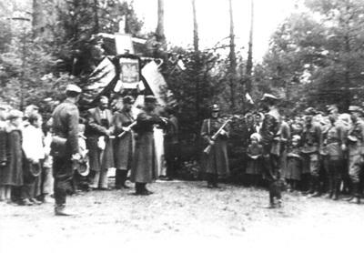 Oddziały partyzanckie NZW przed mszą świętą polową z okazji Święta Trzeciego Maja. Rejon Ożanny, 3 maja 1945 r. Fot. OA IPN Rzeszów.