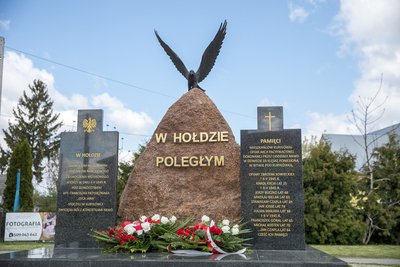 Pomnik żołnierzy niezłomnych poległych w boju z NKWD pod Kuryłówką oraz mieszkańców wsi, zamordowanych w akcji odwetowej. 7 maja 2020. Fot. Sławek Kasper (IPN)