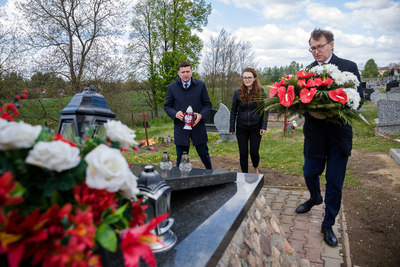 Przy grobie Józefa Zadzierskiego ps. „Wołyniak” na cmentarzu w Tarnawcu. 7 maja 2020. Fot. Sławek Kasper (IPN)