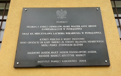 Tablica upamiętniająca mieszkańców Pstrągowej, którzy w czasie II wojny światowej nieśli pomoc żydowskim sąsiadom.
