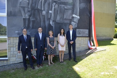 Uroczystość odsłonięcia muralu poświęconego gen. Władysławowi Sikorskiemu w Hyżnem.