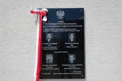 Uroczyste odsłonięcie tablicy pamięci organizatorów przerzutów granicznych żołnierzy Wojska Polskiego na Węgry w Myczkowie.