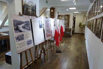 Uroczyste odsłonięcie tablicy pamięci organizatorów przerzutów granicznych żołnierzy Wojska Polskiego na Węgry w Myczkowie.