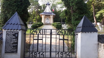 Fot. 1. Brama prowadząca na cmentarz legionowy w Łowczówku