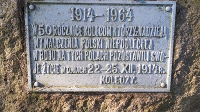 Fot. 4. Tabliczka pamiątkowa upamiętniająca 50-lecie bitwy pod Łowczówkiem