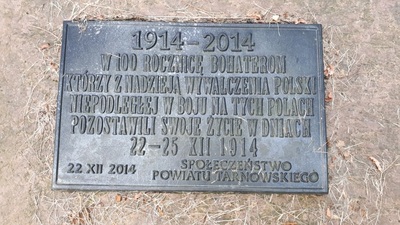 Fot. 5. Tabliczka pamiątkowa upamiętniająca 100-lecie bitwy pod Łowczówkiem