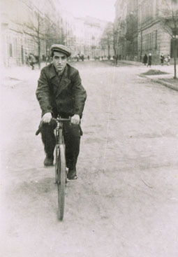 Roman Bergman uratowany przez Czajkowskich w Zręcinie. Fotografia wykonana po wojnie. Ze zbiorów rodziny Lipińskich.