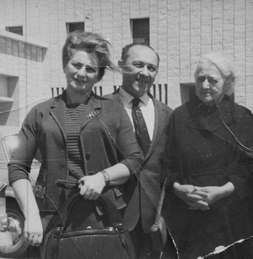 Od lewej: Irena Morgenstern, Chaskiel Morgenstern, Bronisława Czajkowska (żona Szymona, matka Andrzeja). 
Ze zbiorów rodziny Lipińskich.
