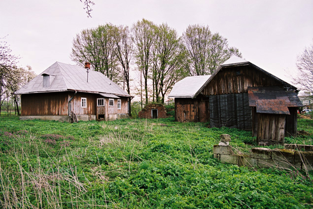 Dom rodzinny i zabudowania gospodarcze Czajkowskich w Zręcinie koło Krosna nad Wisłokiem. Fot. Igor Witowicz.