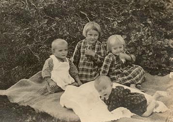 Dzieci Wiktorii i Józefa Ulmów. Na pierwszym planie Franuś, za nim od lewej: Władziu, Stasia i Basia.