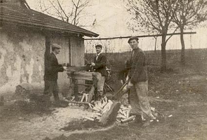 Żydzi z rodziny Szallów w gospodarstwie Józefa i Wiktorii Ulmów.