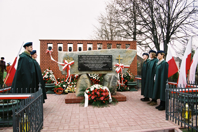 Odsłonięcie pomnika upamiętniającego rodzinę Ulmów w 60-tą rocznicę zbrodni, 24 marca 2004 r. w Markowej. Pomnik poświęcił Przewodniczący Konferencji Episkopatu Polski, abp Józef Michalik. Fot. Igor Witowicz.