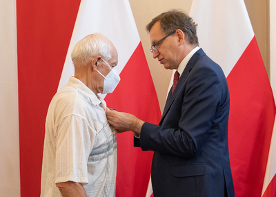Kazimierz Grzesik odznaczony przez dra Jarosława Szarka KWiS. Fot. Igor Witowicz