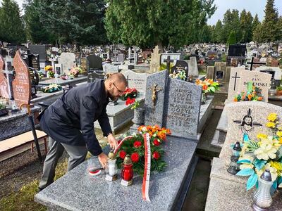 Grzegorz Leszczyński z OBUWiM IPN w Rzeszowie złożył kwiaty na grobie Władysława Goryla obrońcy Westerplatte spoczywającego na Nowym Cmentarzu w Jarosławiu.