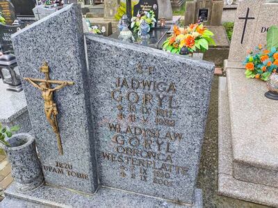 Grzegorz Leszczyński z OBUWiM IPN w Rzeszowie złożył kwiaty na grobie Władysława Goryla obrońcy Westerplatte spoczywającego na Nowym Cmentarzu w Jarosławiu.