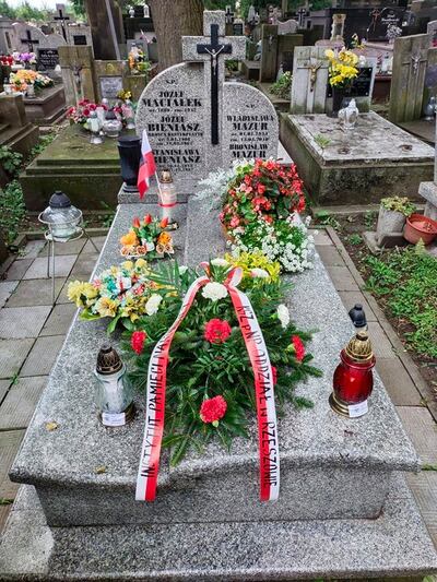 Grzegorz Leszczyński z OBUWiM IPN w Rzeszowie złożył kwiaty na grobie Józefa Bieniasza obrońcy Westerplatte spoczywającego na Starym Cmentarzu w Jarosławiu.
