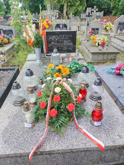 Grzegorz Leszczyński z OBUWiM IPN w Rzeszowie złożył kwiaty na grobie Bronisława Kochana obrońcy Westerplatte spoczywającego na Cmentarzu Stalowa Wola- Rozwadów.