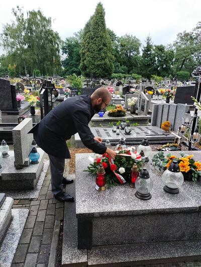Grzegorz Leszczyński z OBUWiM IPN w Rzeszowie złożył kwiaty na grobie Bronisława Kochana obrońcy Westerplatte spoczywającego na Cmentarzu Stalowa Wola- Rozwadów.